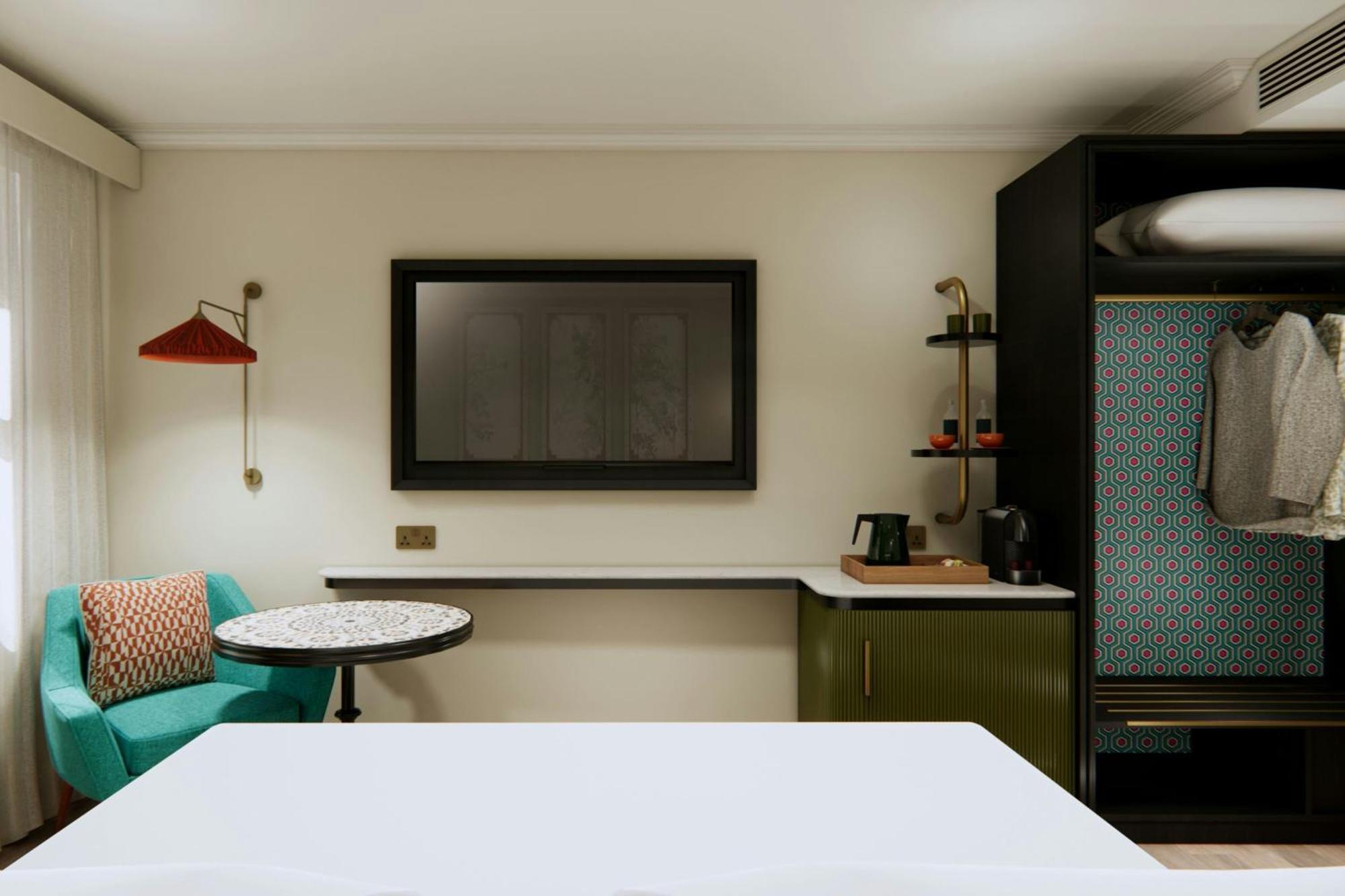 Superior King Room City View
